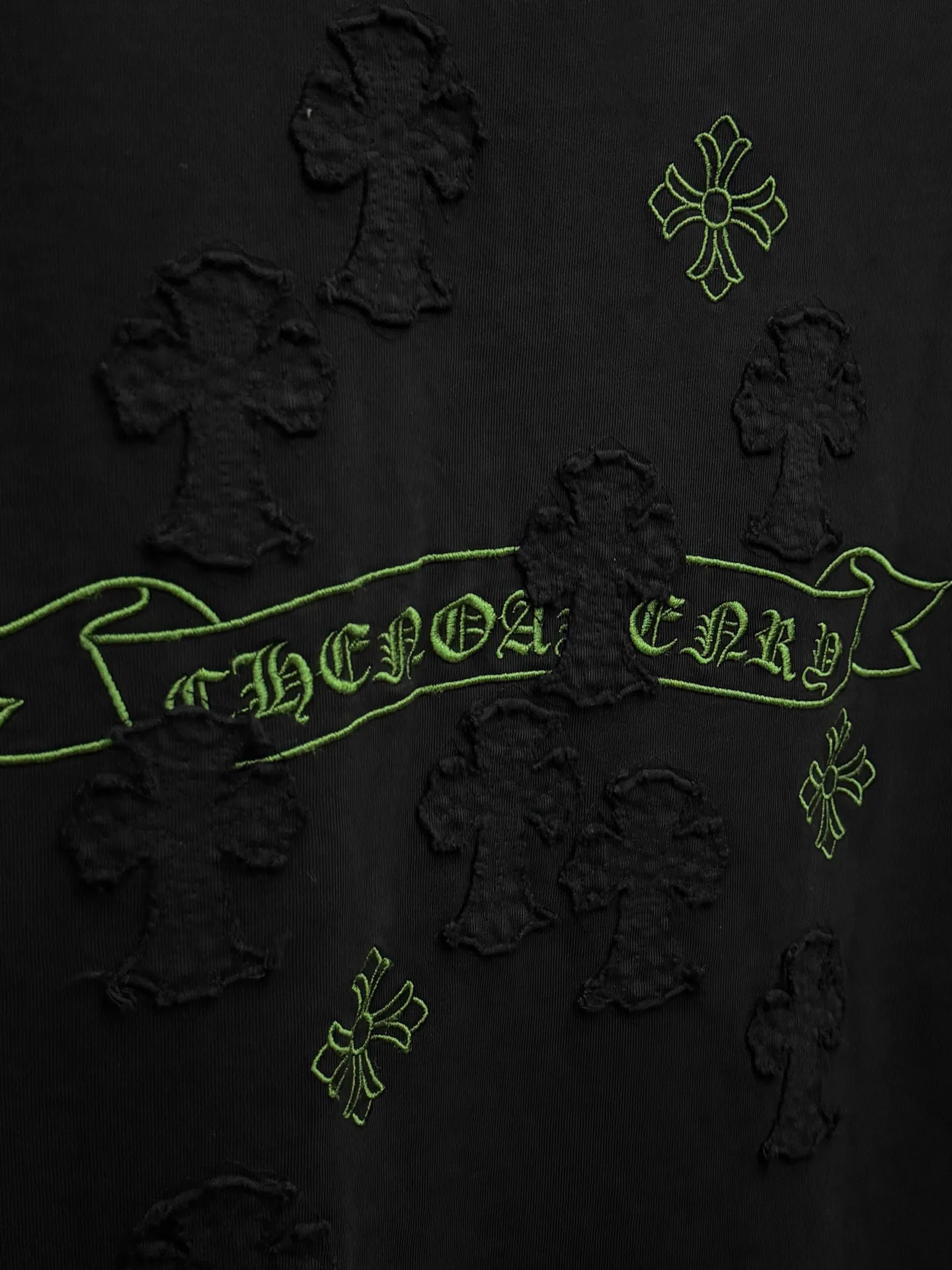 P230 top version, real shot without P, ​​different from market currency) 𝗖𝗵𝗿𝗼𝗺𝗲 𝗛𝗲𝗮𝗿𝘁𝘀/Croxin 2026 spring new original single counter American patch embroidered couple short sleeves 👑The highest version! Customized fabric 320 grams, patch embroidery, best-selling model at the counter, very comfortable to wear. Accessories: original molded and authenticated collar label ➕ 100% silk wash water label. Genuine purchase-grade original hangtag➕matching hanging rope➕3D hanging beads➕original packaging bag. Craftsmanship: The original version has consistent wiring! The highest version of the armhole matching technique! Color: White Black Size: S M L XL Style No.: 6606